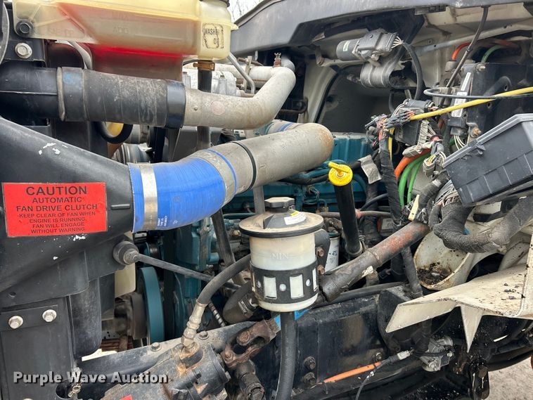 image for item ET6811 2003 International 7400 oil distributor truck