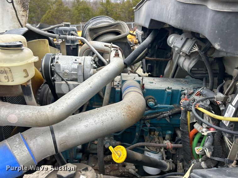 image for item ET6811 2003 International 7400 oil distributor truck