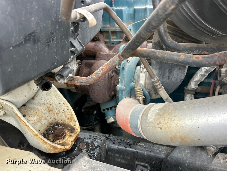 image for item ET6811 2003 International 7400 oil distributor truck