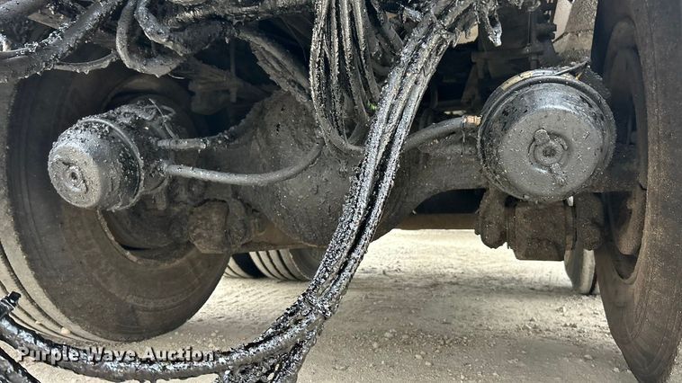 image for item ET6811 2003 International 7400 oil distributor truck