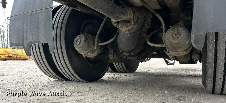 image for item ET6811 2003 International 7400 oil distributor truck