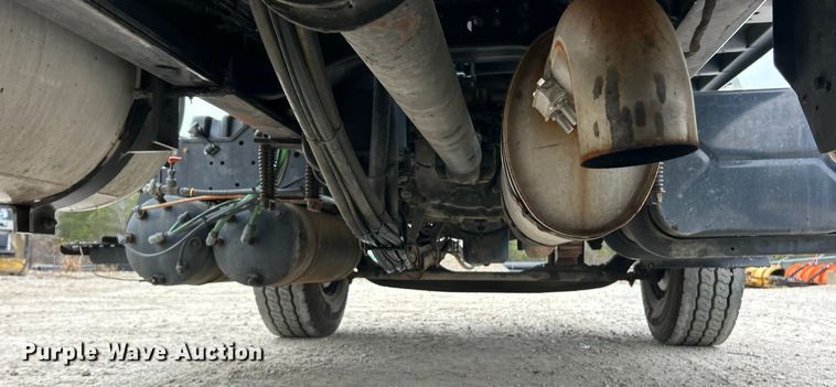 image for item ET6811 2003 International 7400 oil distributor truck