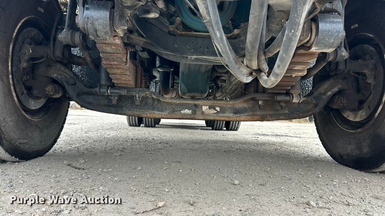 image for item ET6811 2003 International 7400 oil distributor truck