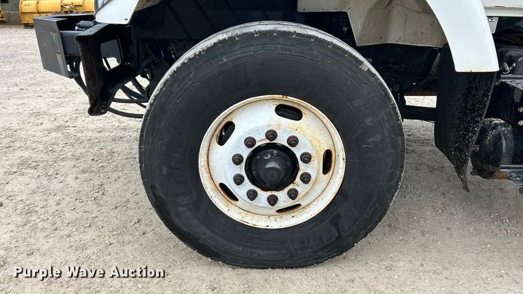 image for item ET6811 2003 International 7400 oil distributor truck