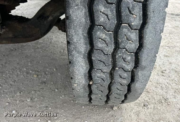 image for item ET6811 2003 International 7400 oil distributor truck