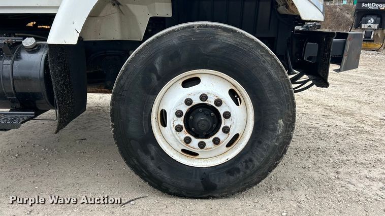 image for item ET6811 2003 International 7400 oil distributor truck