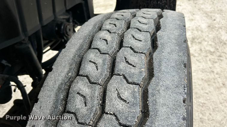 image for item ET6811 2003 International 7400 oil distributor truck