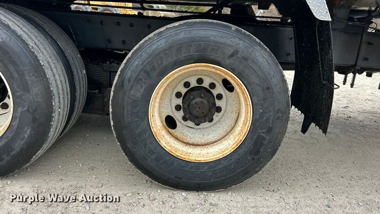 image for item ET6811 2003 International 7400 oil distributor truck