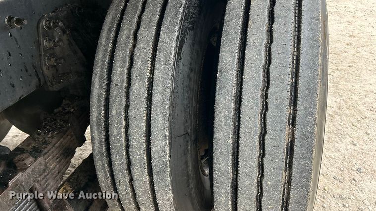 image for item ET6811 2003 International 7400 oil distributor truck