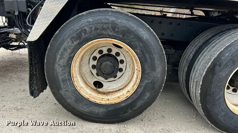 image for item ET6811 2003 International 7400 oil distributor truck