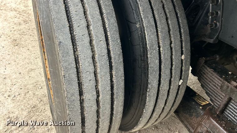 image for item ET6811 2003 International 7400 oil distributor truck