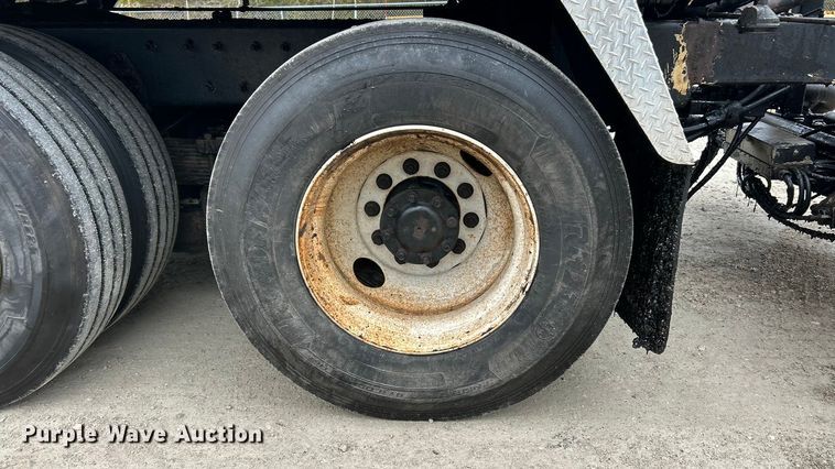 image for item ET6811 2003 International 7400 oil distributor truck