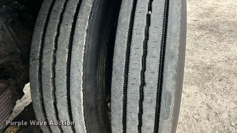 image for item ET6811 2003 International 7400 oil distributor truck