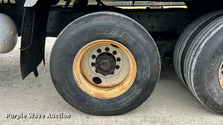 image for item ET6811 2003 International 7400 oil distributor truck