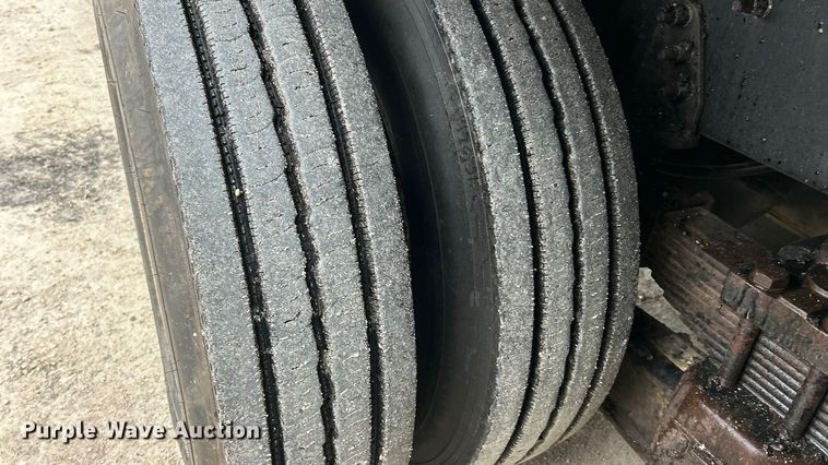 image for item ET6811 2003 International 7400 oil distributor truck