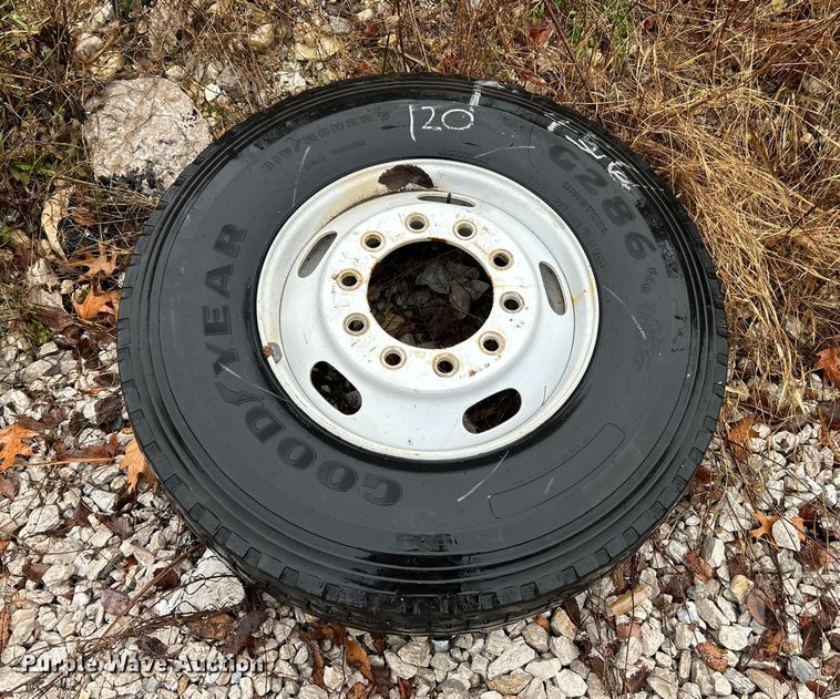 image for item ET6811 2003 International 7400 oil distributor truck