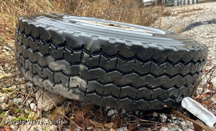 image for item ET6811 2003 International 7400 oil distributor truck