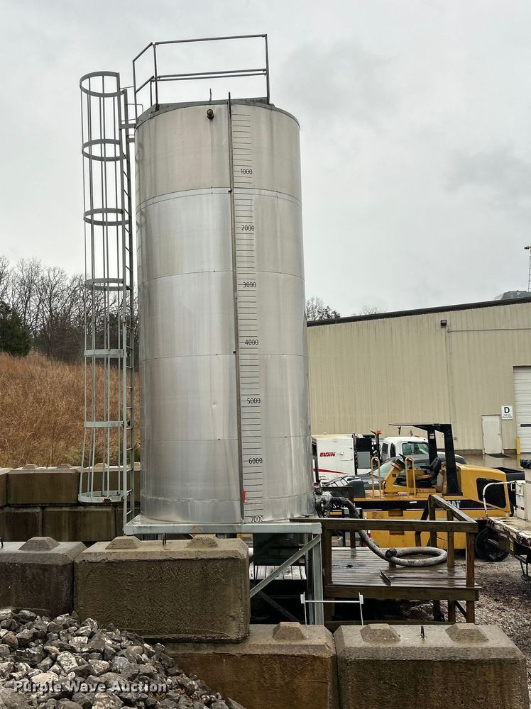 image for item ET6812 Duraco 7000 oil tank