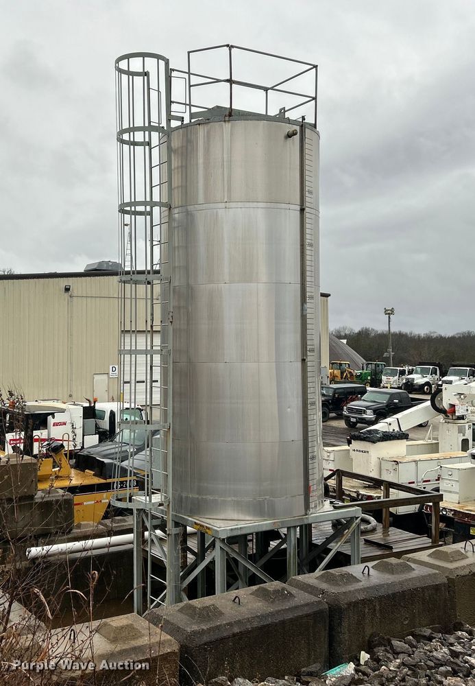 image for item ET6812 Duraco 7000 oil tank