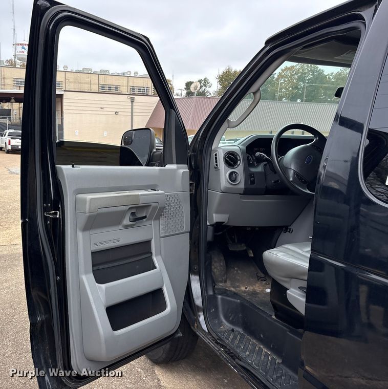 image for item ET7457 2012 Ford E350 van
