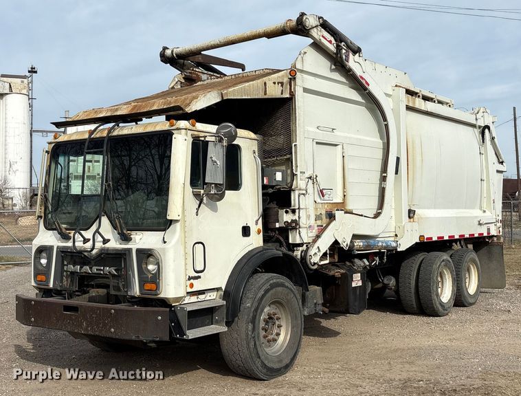 image for item EU0148 2012 Mack MRU613 refuse truck