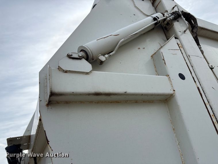 image for item EU0148 2012 Mack MRU613 refuse truck