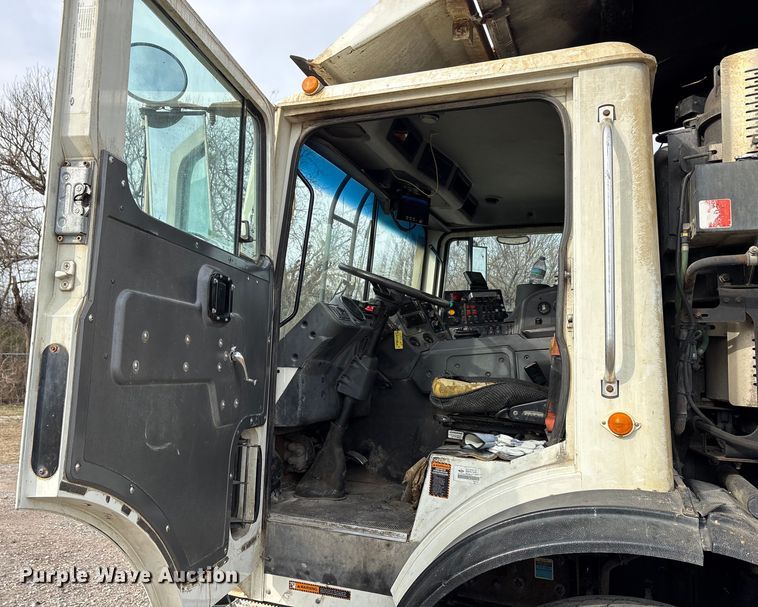 image for item EU0148 2012 Mack MRU613 refuse truck
