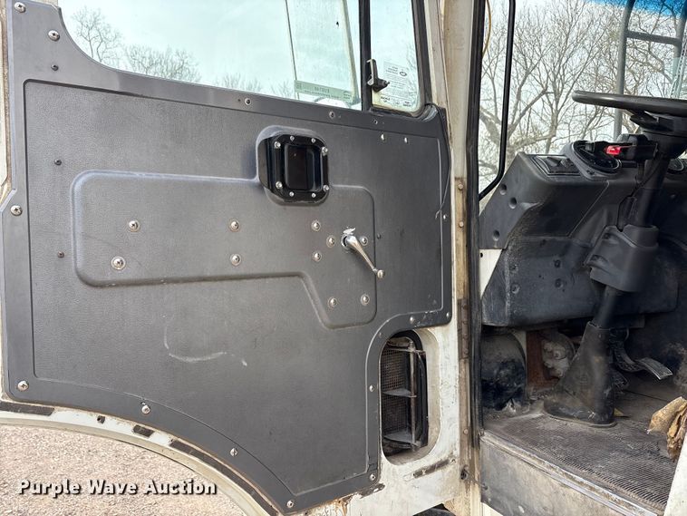 image for item EU0148 2012 Mack MRU613 refuse truck