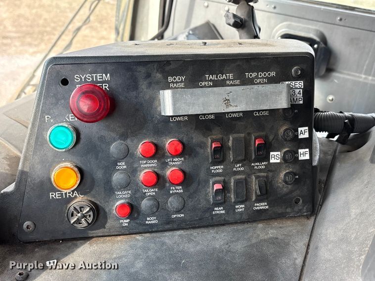 image for item EU0148 2012 Mack MRU613 refuse truck