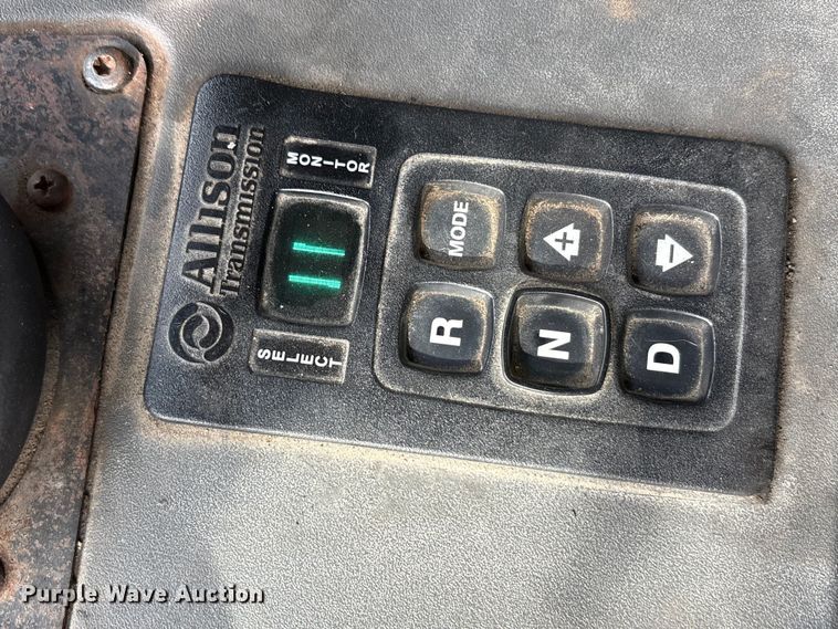 image for item EU0148 2012 Mack MRU613 refuse truck