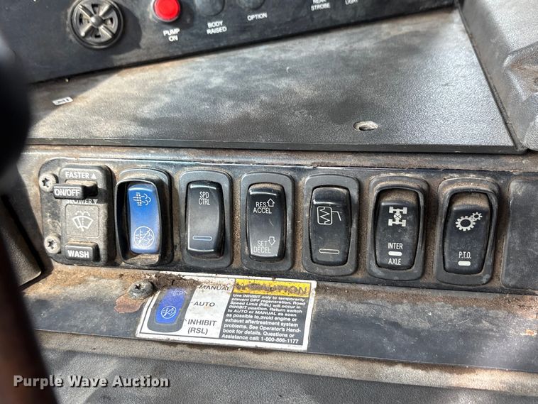 image for item EU0148 2012 Mack MRU613 refuse truck