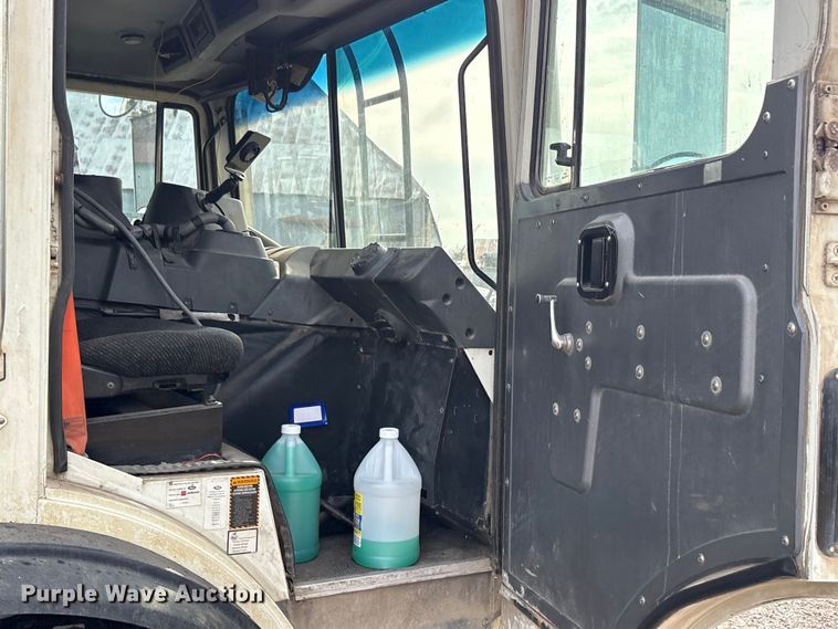 image for item EU0148 2012 Mack MRU613 refuse truck