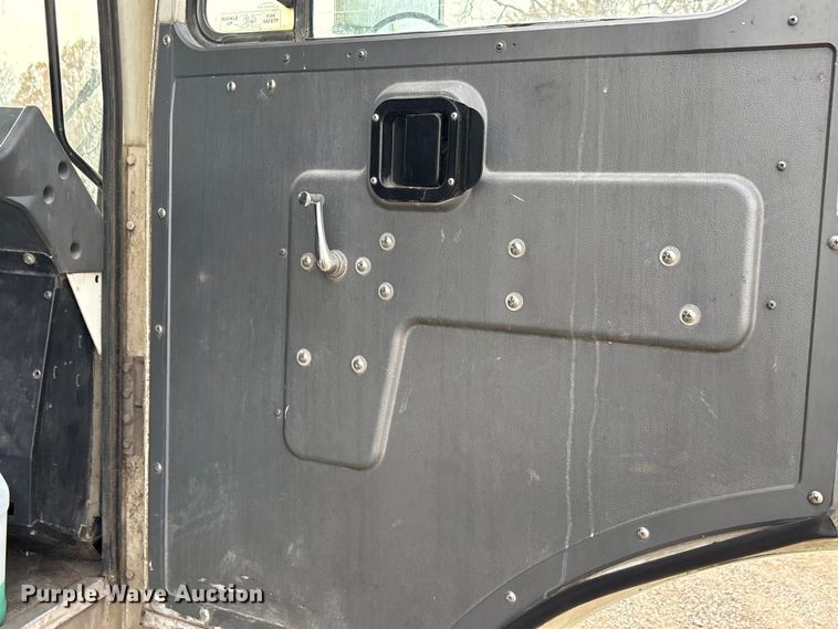 image for item EU0148 2012 Mack MRU613 refuse truck