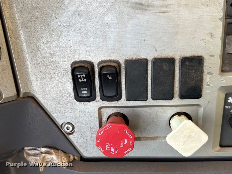 image for item EU5451 2013 Mack CHU613 dump truck