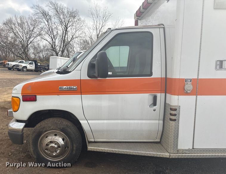 image for item EV2591 2006 Ford E450 ambulance