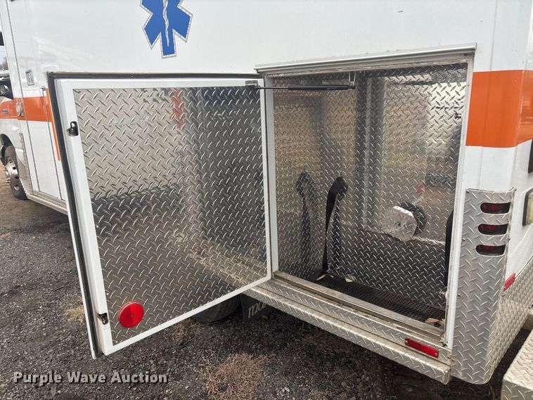 image for item EV2591 2006 Ford E450 ambulance