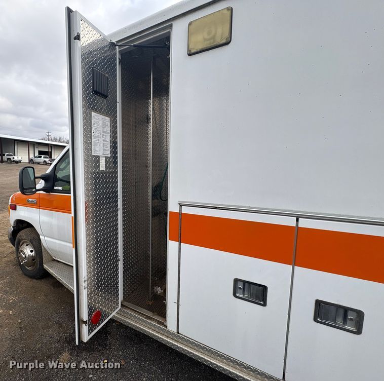 image for item EV2591 2006 Ford E450 ambulance
