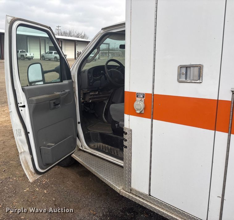 image for item EV2591 2006 Ford E450 ambulance