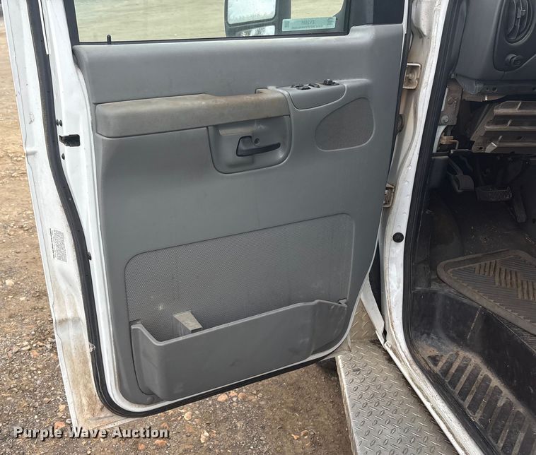 image for item EV2591 2006 Ford E450 ambulance