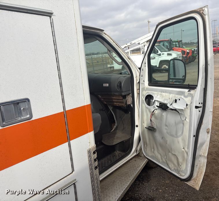 image for item EV2591 2006 Ford E450 ambulance