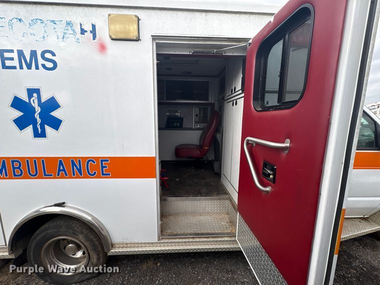 image for item EV2591 2006 Ford E450 ambulance