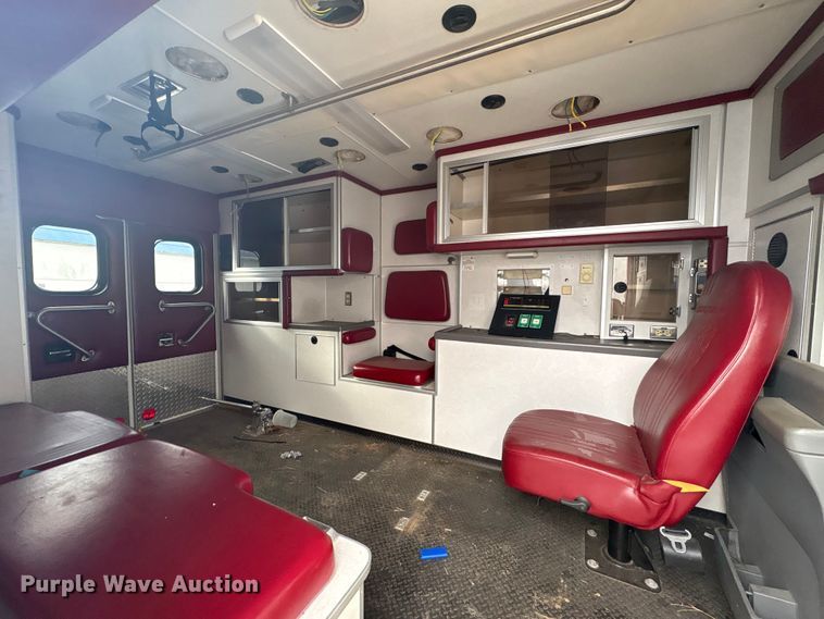 image for item EV2591 2006 Ford E450 ambulance