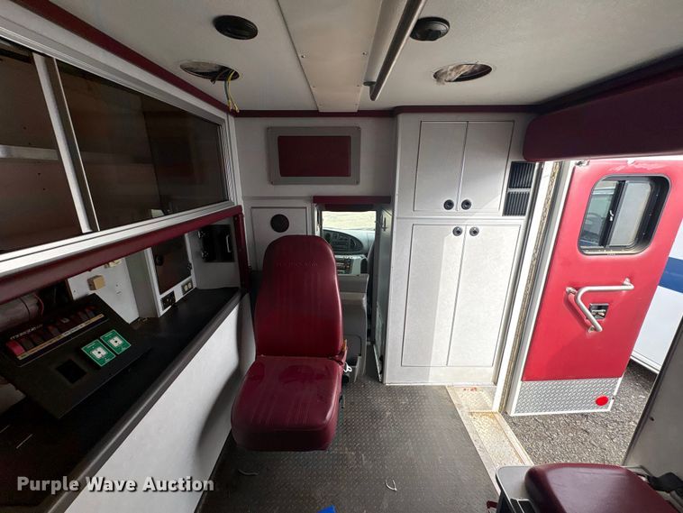 image for item EV2591 2006 Ford E450 ambulance