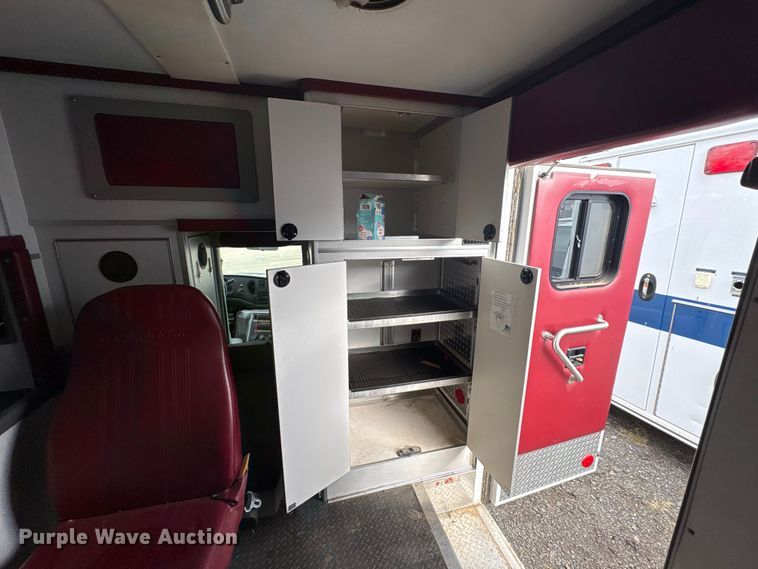 image for item EV2591 2006 Ford E450 ambulance