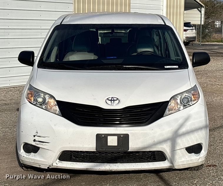 image for item EV3474 2017 Toyota Sienna van
