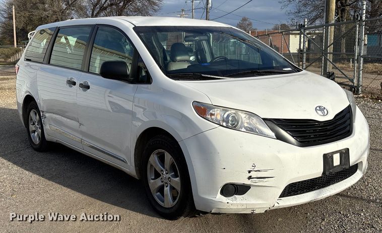 image for item EV3474 2017 Toyota Sienna van