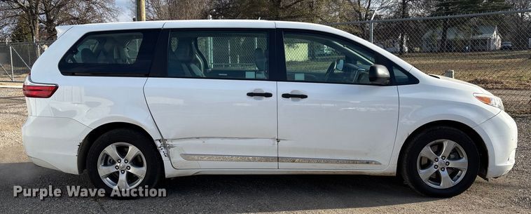 image for item EV3474 2017 Toyota Sienna van