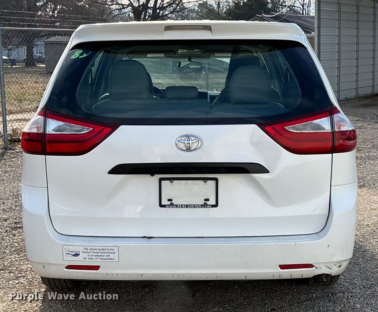 image for item EV3474 2017 Toyota Sienna van