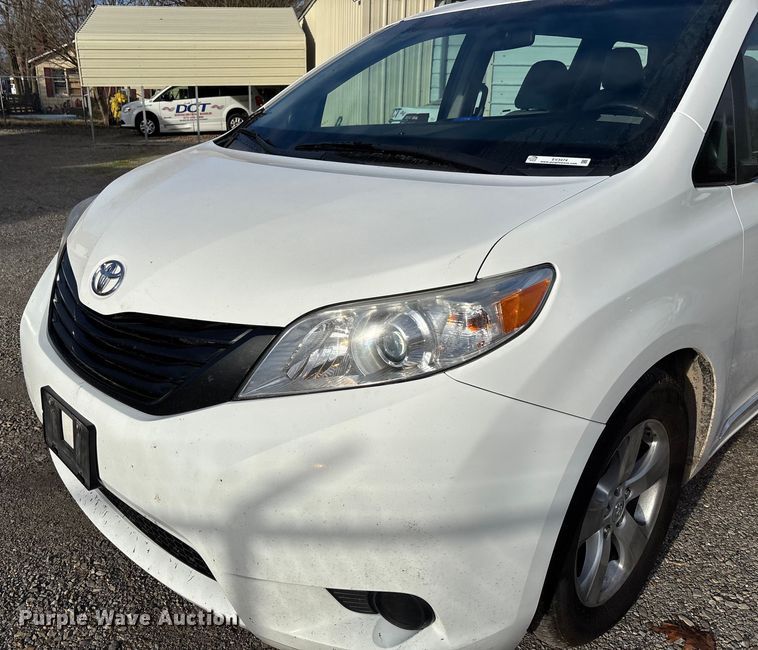 image for item EV3474 2017 Toyota Sienna van