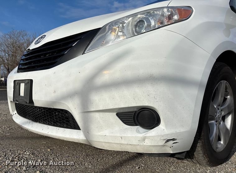 image for item EV3474 2017 Toyota Sienna van